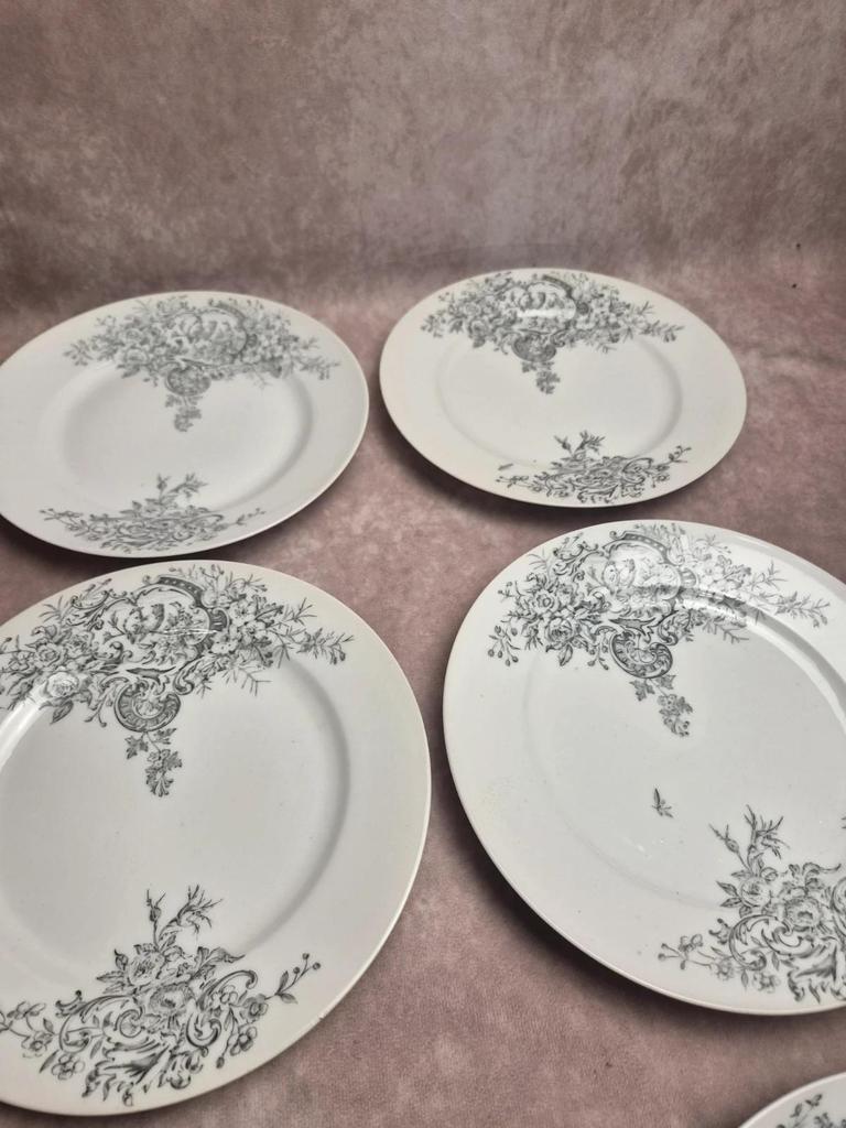 10 assiettes anciennes en porcelaine – Aux Lions de Faïence Paris – Xixe