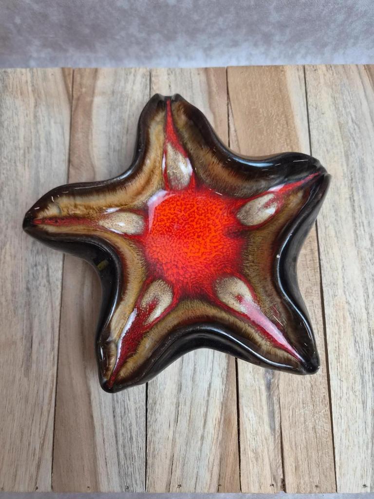 Coupelle étoile de mer vintage en céramique Vallauris style lava rouge et noir