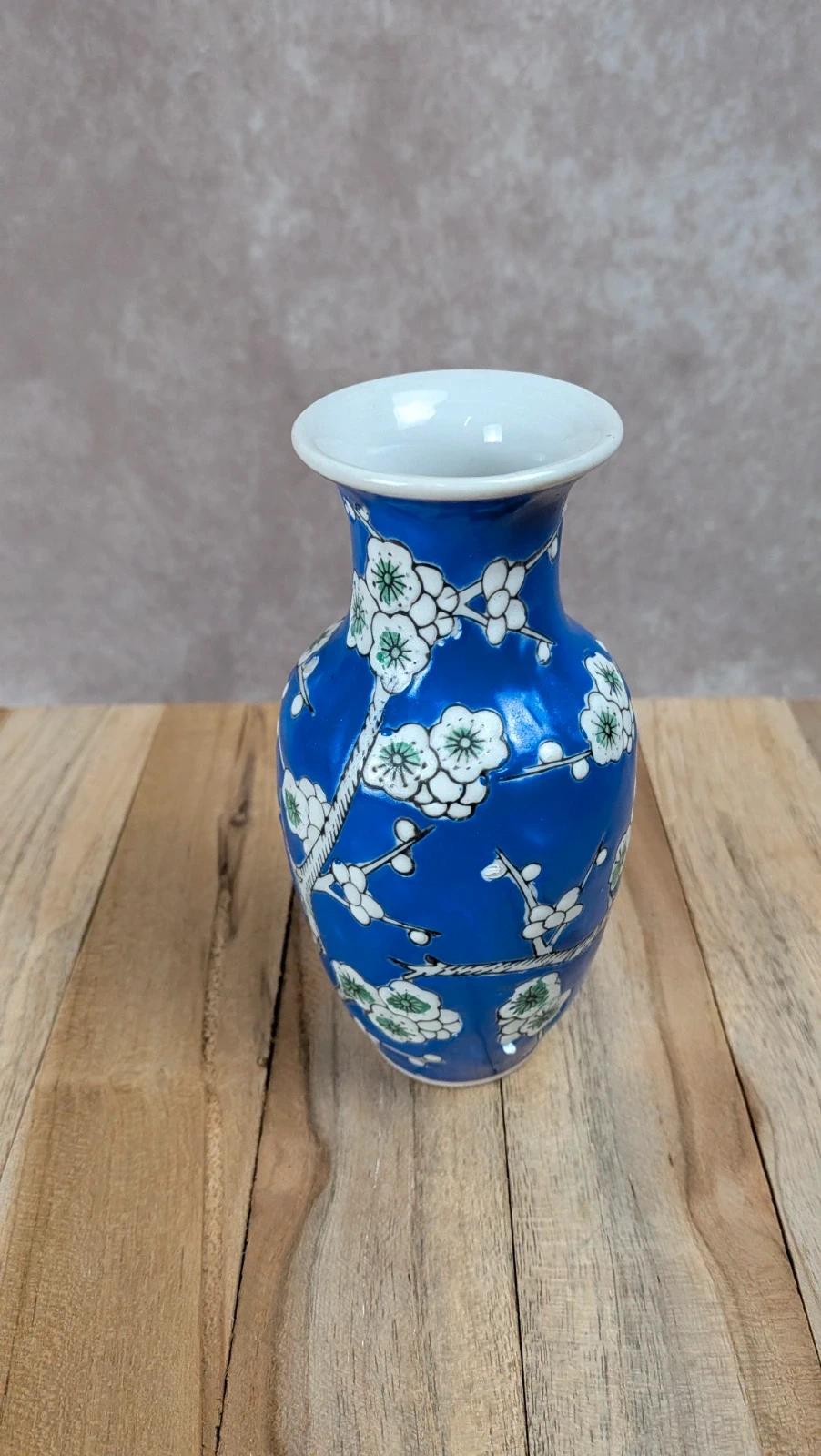 Petit vase chinois bleu décor fleurs de cerisier