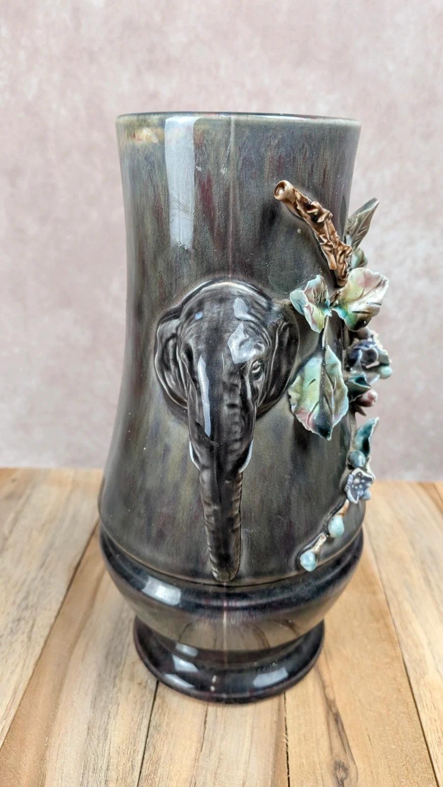 Vase ancien en barbotine décor éléphants et fleurs