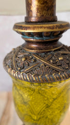 Lampe vintage pied imitation bronze & verre vert relief style ancien