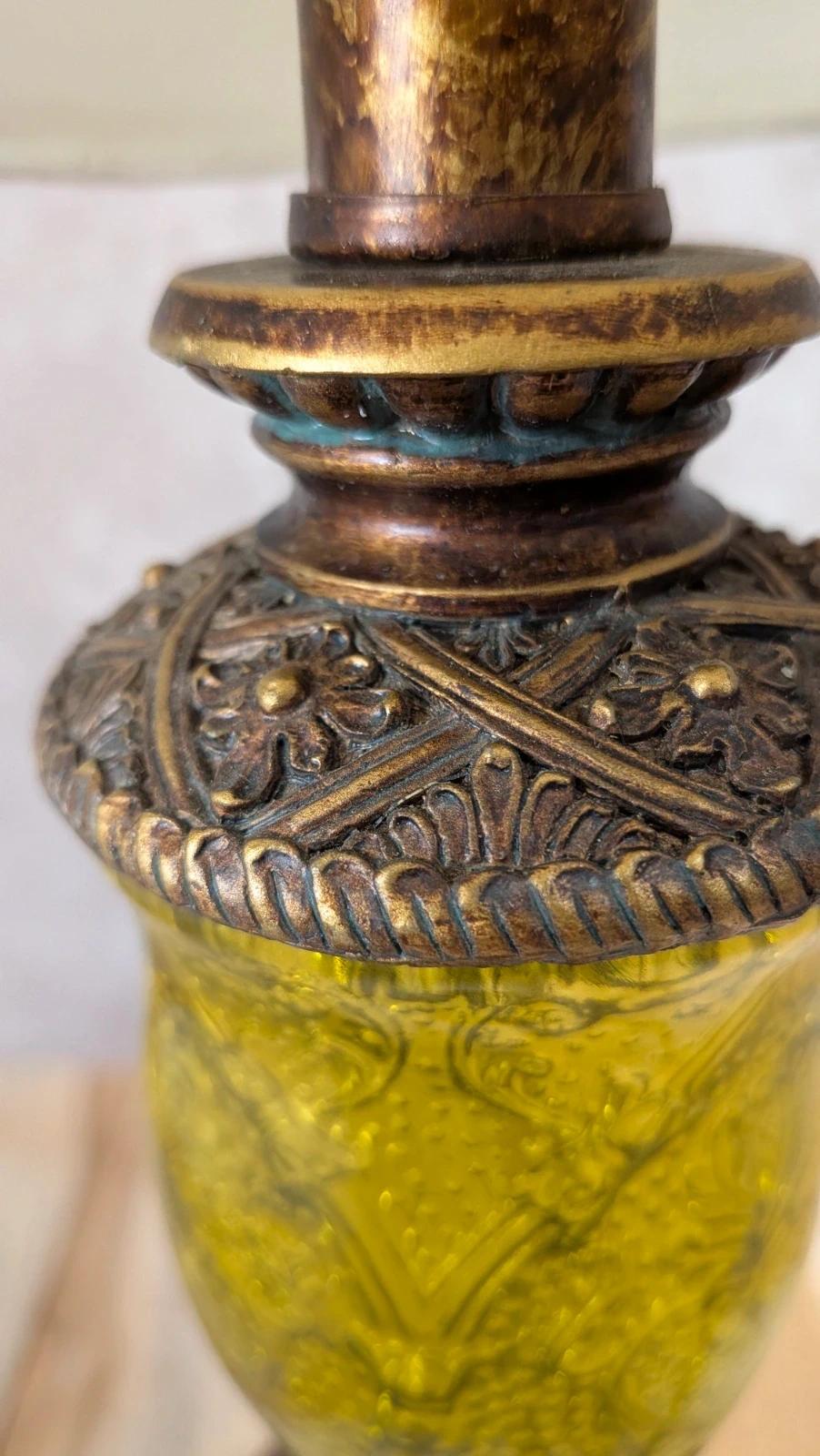 Lampe vintage pied imitation bronze & verre vert relief style ancien