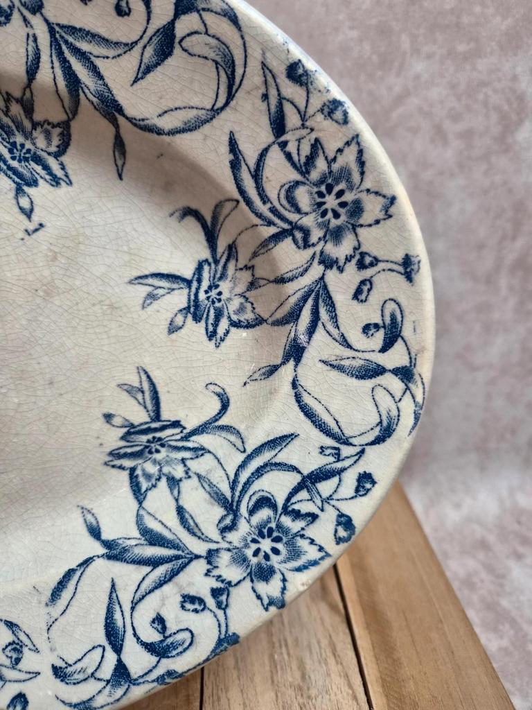 Plat ovale ancien Terre de fer bleu décor floral – 34 cm