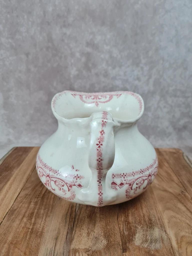 Ancien pot à eau, Au Planteur de Caïfa, Terre de Fer, décor Guirlande