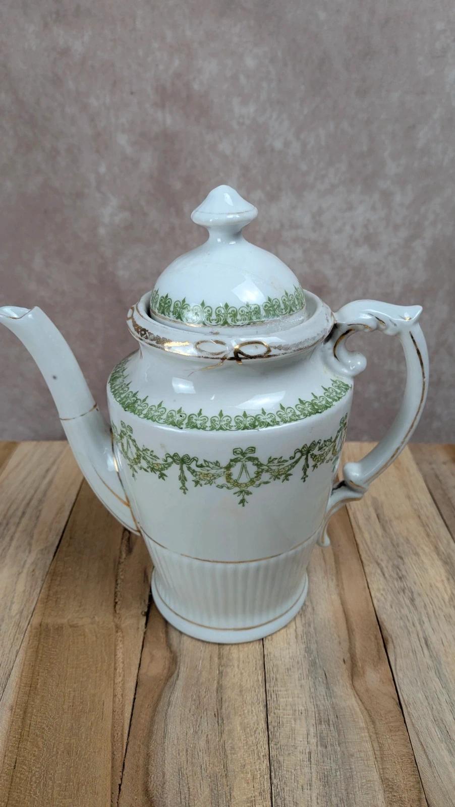 Théière anglaise ancienne en porcelaine décor vert