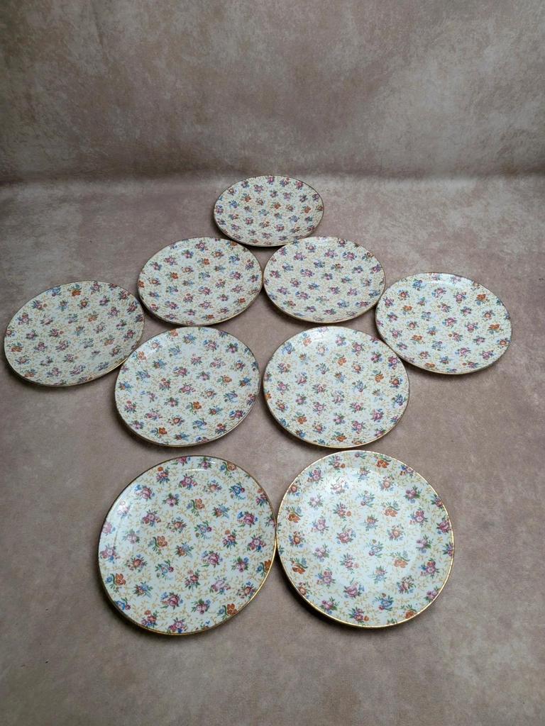 Lot de 9 assiettes à dessert anciennes en porcelaine fleurie