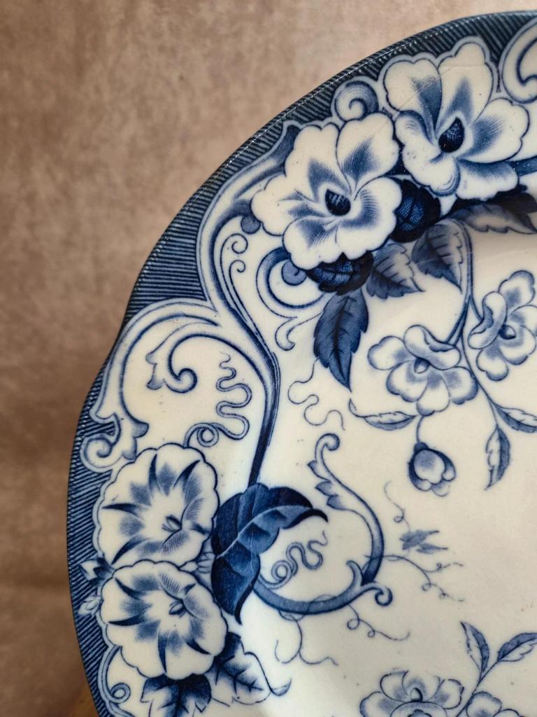 Grand plat terre de fer Creil & Montereau – modèle Flora – 30,5 cm