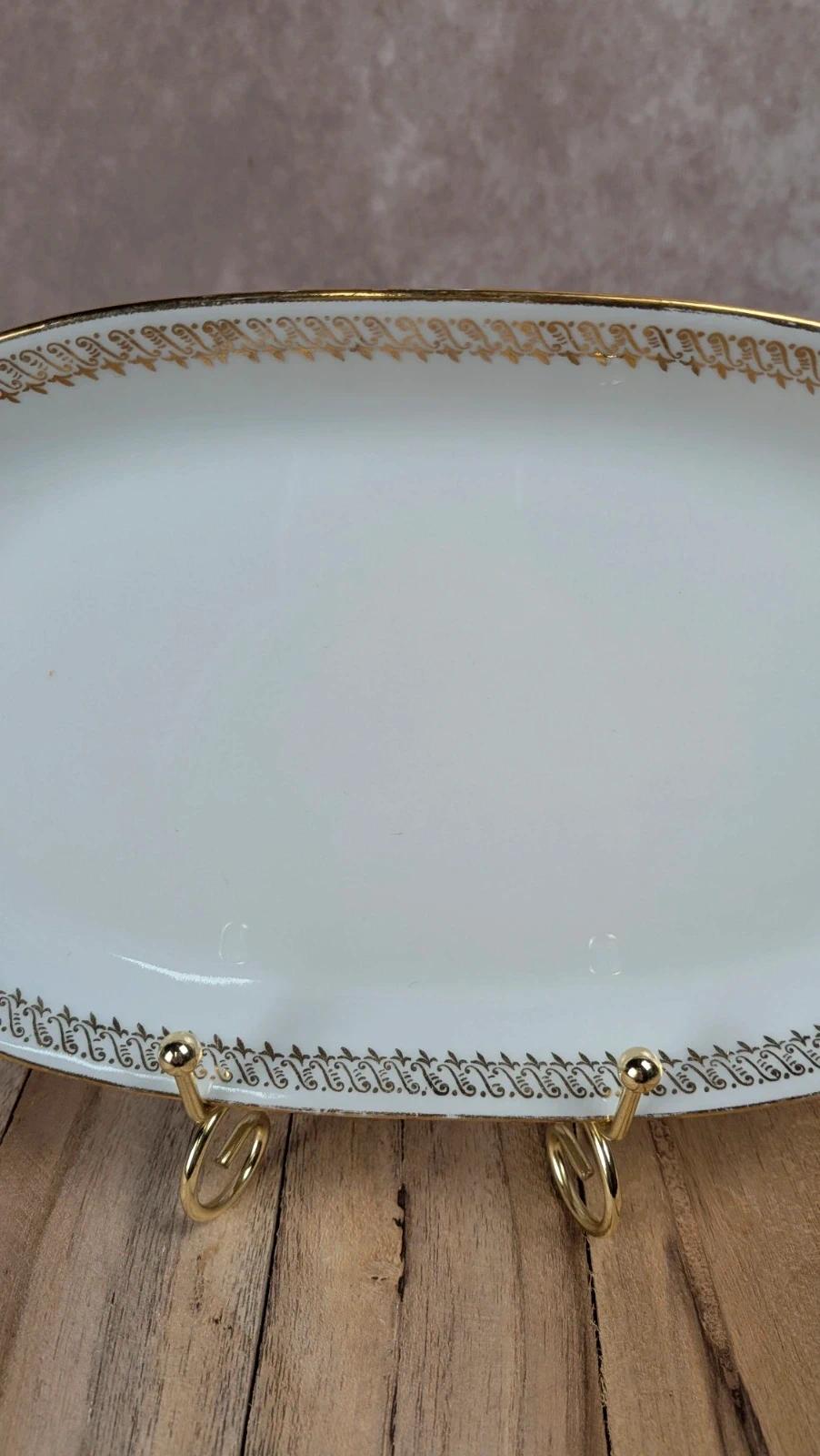Petit plat ovale en porcelaine Orphée – liseré doré – vintage