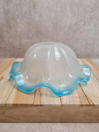 Abat-jour vintage en verre dépoli bord bleu ondulé