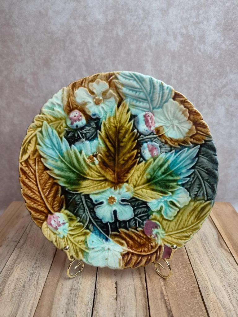 Assiette ancienne en barbotine – Décor de fraises et feuillage en relief