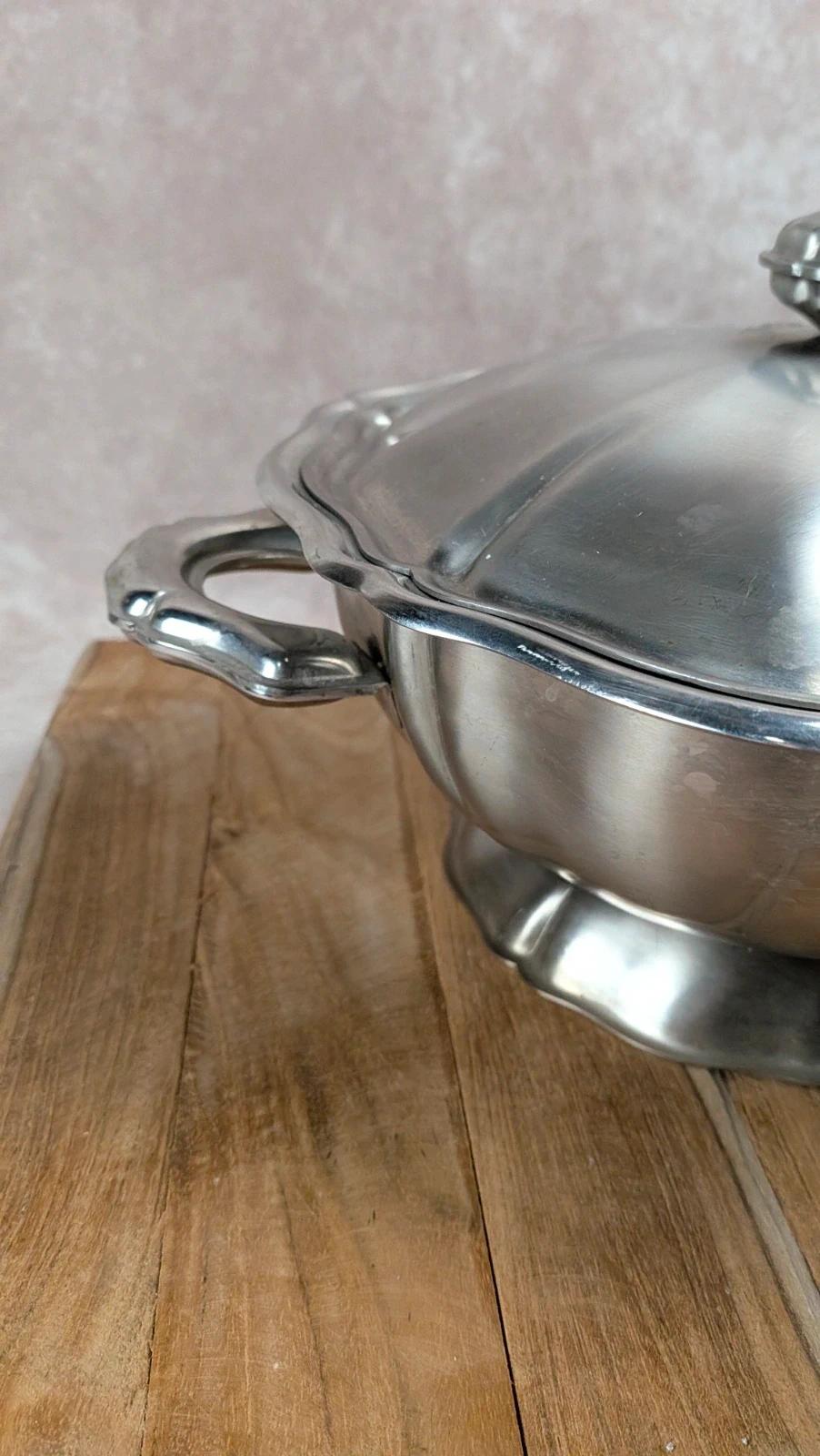 Soupière vintage en inox – Sur pied – Élégance rétro