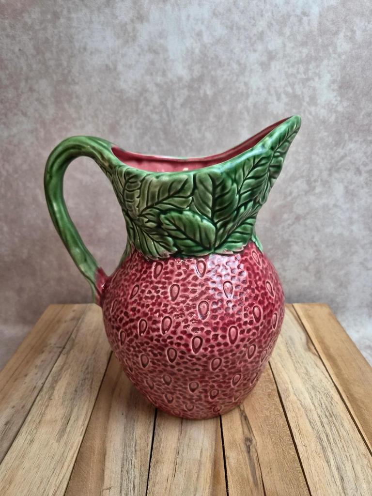 Pichet en barbotine forme fraise – céramique vintage