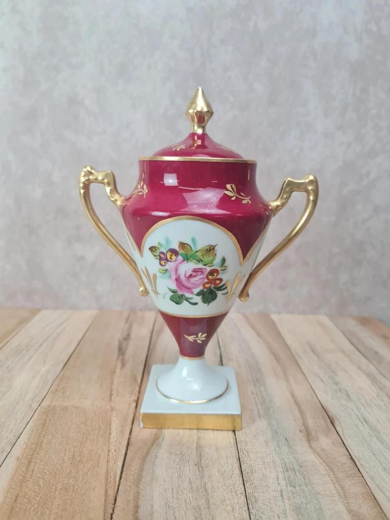 Pot couvert vintage en porcelaine de Limoges, décor peint main C.i.d. style amphore