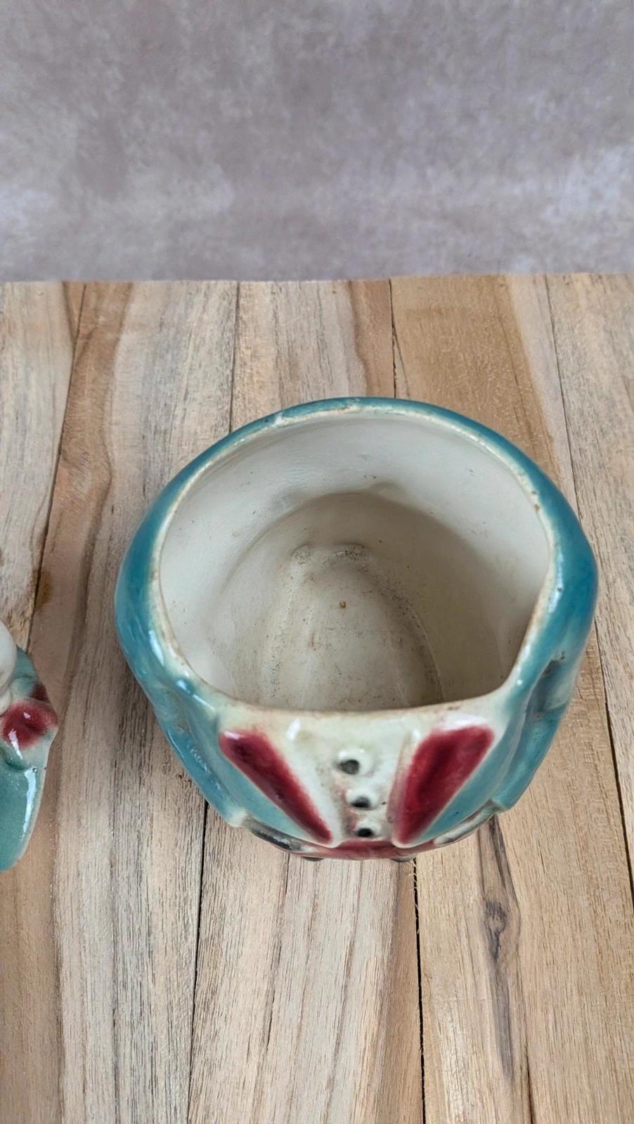 Pot en barbotine personnage ancien vert et rouge