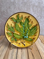 Assiette à dessert ancienne en barbotine – décor de feuilles en relief – jaune et vert