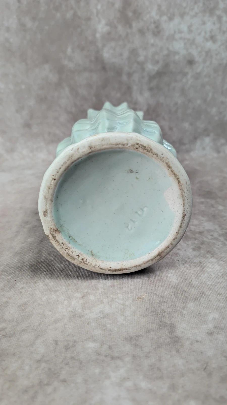Vase en céramique vintage émaillé vert pâle