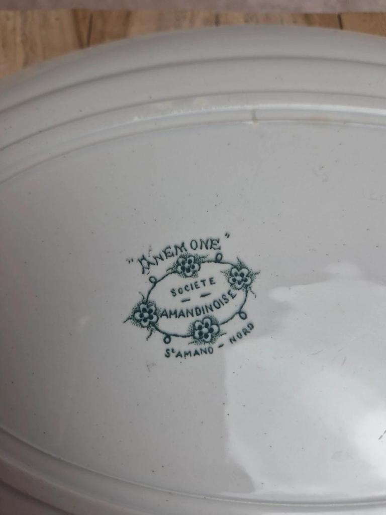 Plat ovale Saint-amand modèle Anémone – Terre de fer ancienne