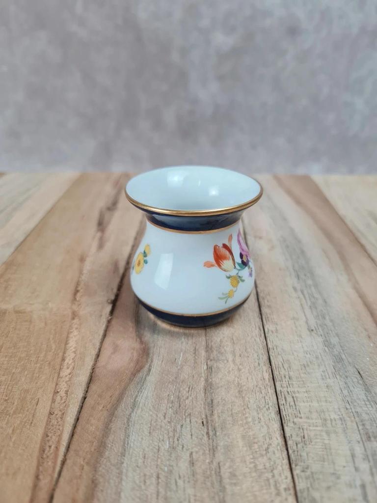Petit vase miniature en porcelaine Meissen – décor floral & bleu cobalt 🌸