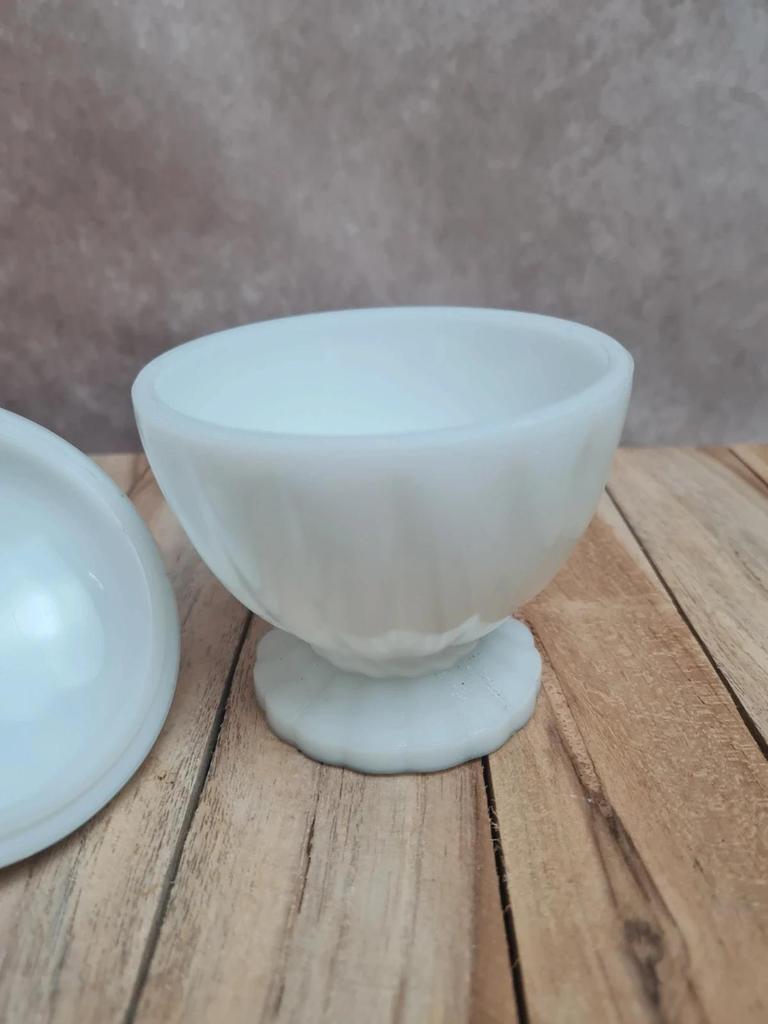 Bonbonnière vintage en opaline blanche sur pied avec couvercle 🍬🤍