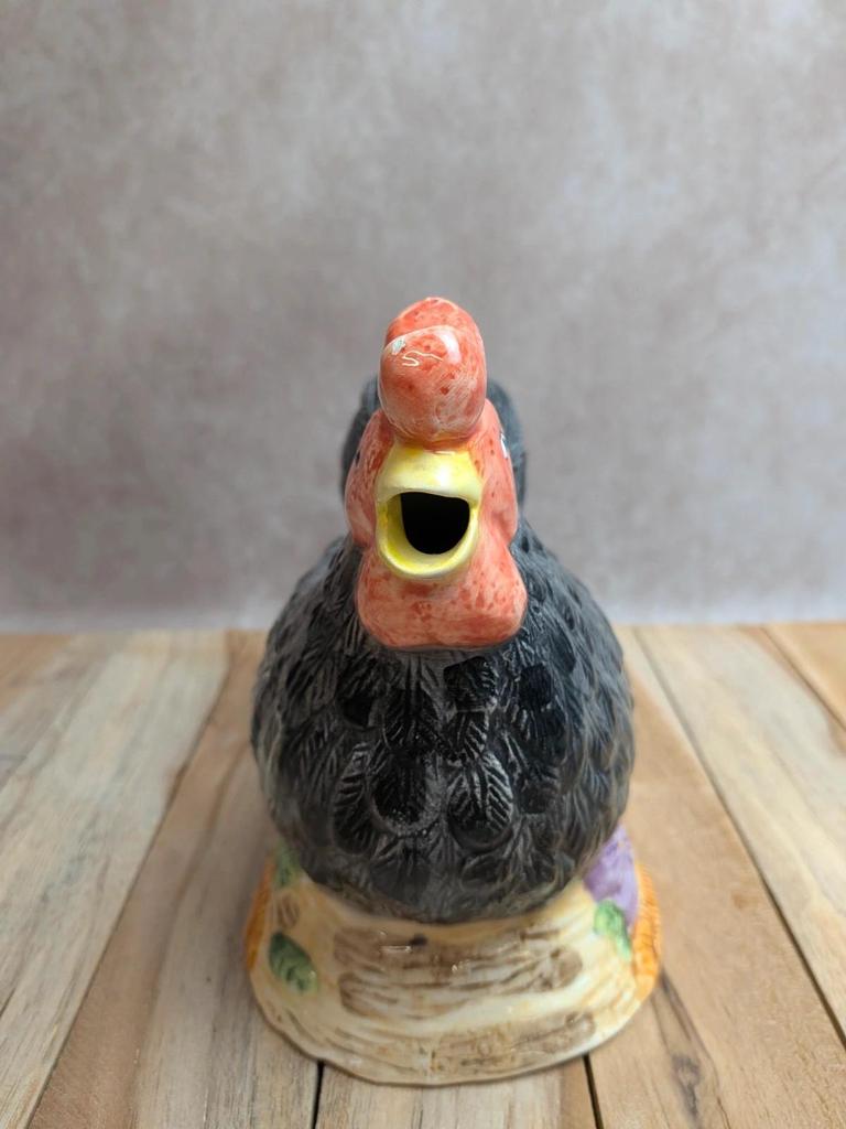 Théière poule sur son nid en barbotine avec couvercle poussin