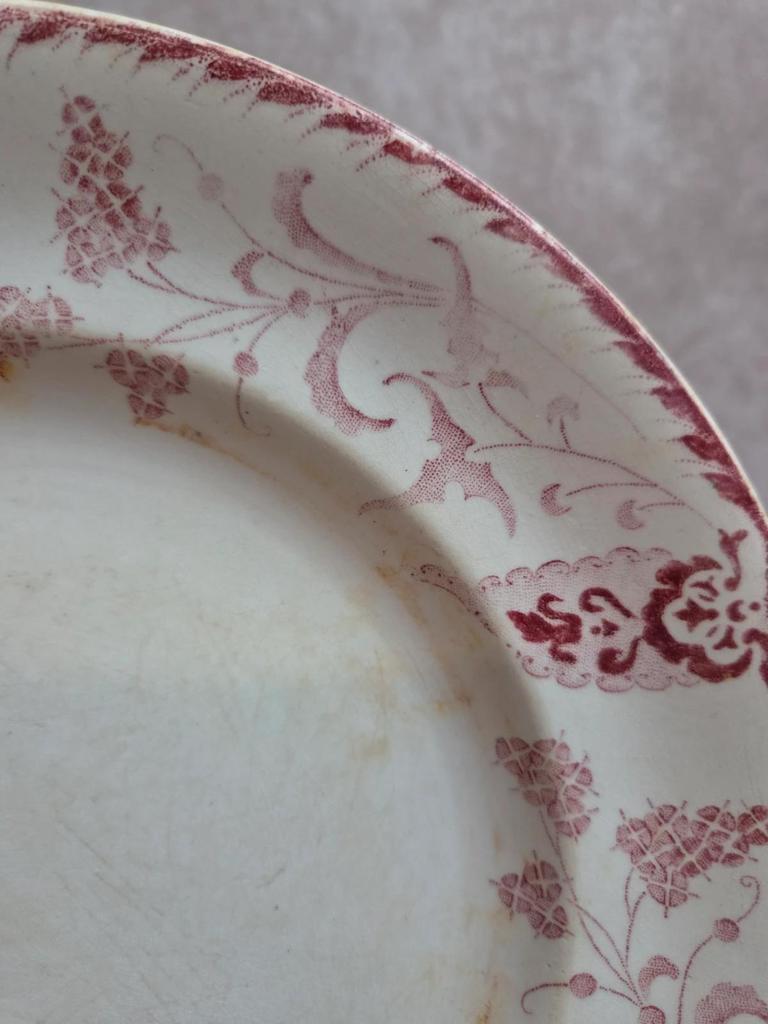 Assiette ancienne Terre de fer Longwy modèle Rambouillet – décor bordeaux