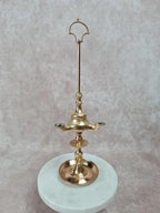 Ancien bougeoir / lampe à huile en laiton