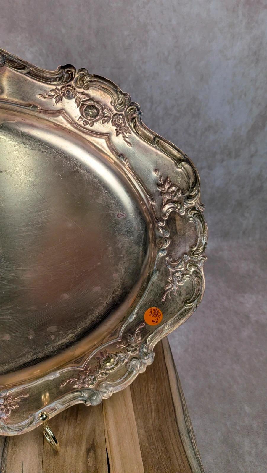Plateau ovale ancien en métal argenté patiné – esprit Rocaille