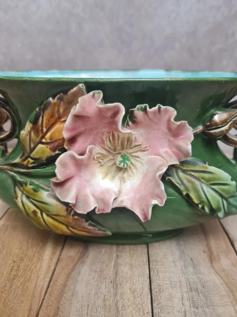 Petit cache-pot barbotine ancienne décor floral en relief