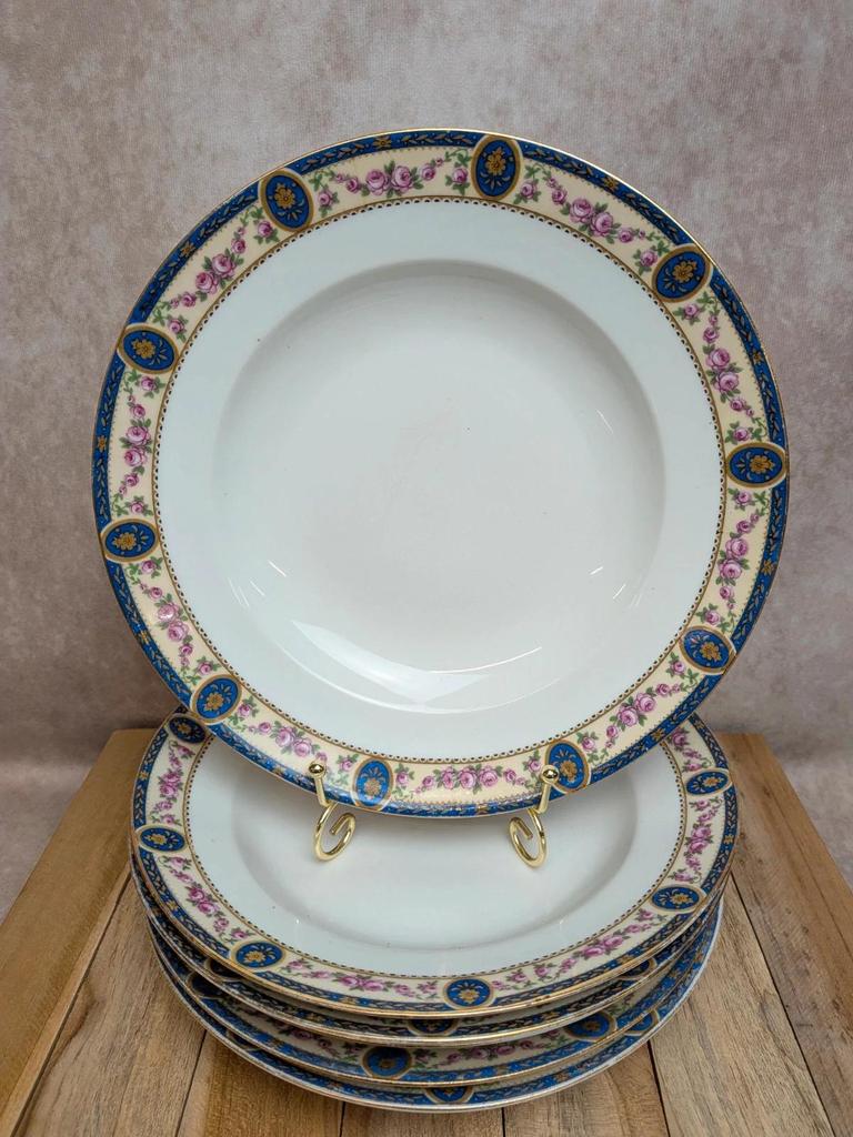Lot 6 assiettes creuses porcelaine de Limoges décor floral bleu et rose