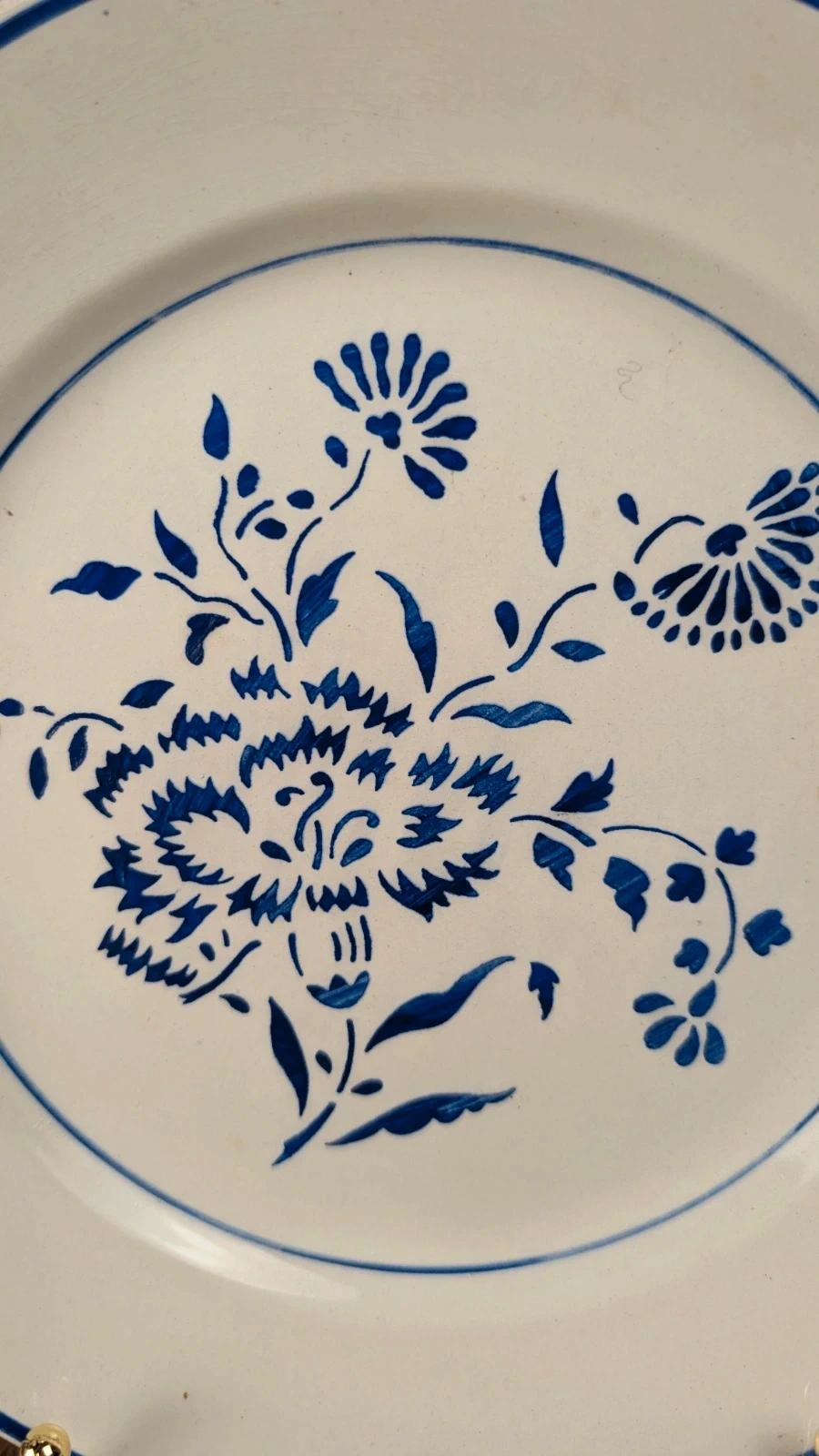 Lot de 2 assiettes anciennes Kg Lunéville modèle « Œillet »