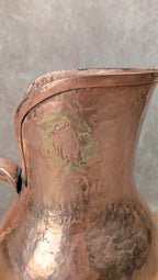 Pichet broc ancien en cuivre martelé