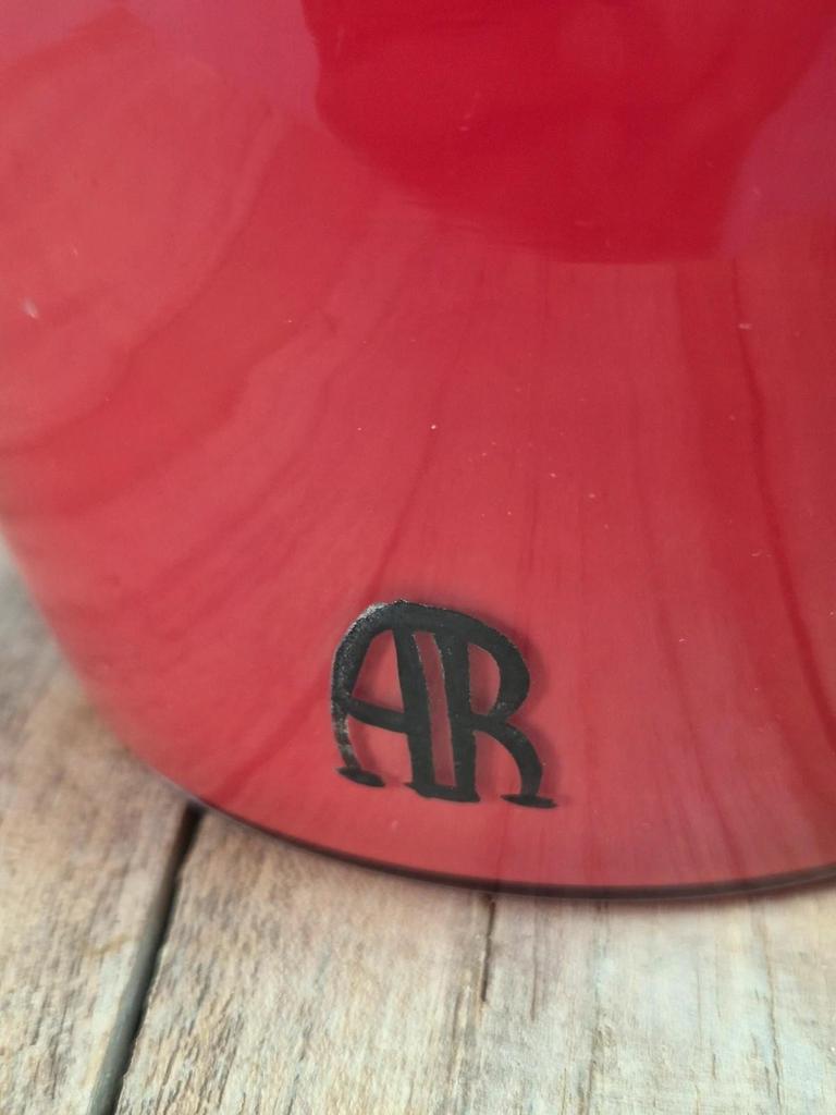 Vase vintage en verre rouge – décor floral peint à la main – signé Ar