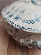 Soupière terre de fer ancienne décor bleu floral modèle Julien attribuée Grand Dépôt Paris