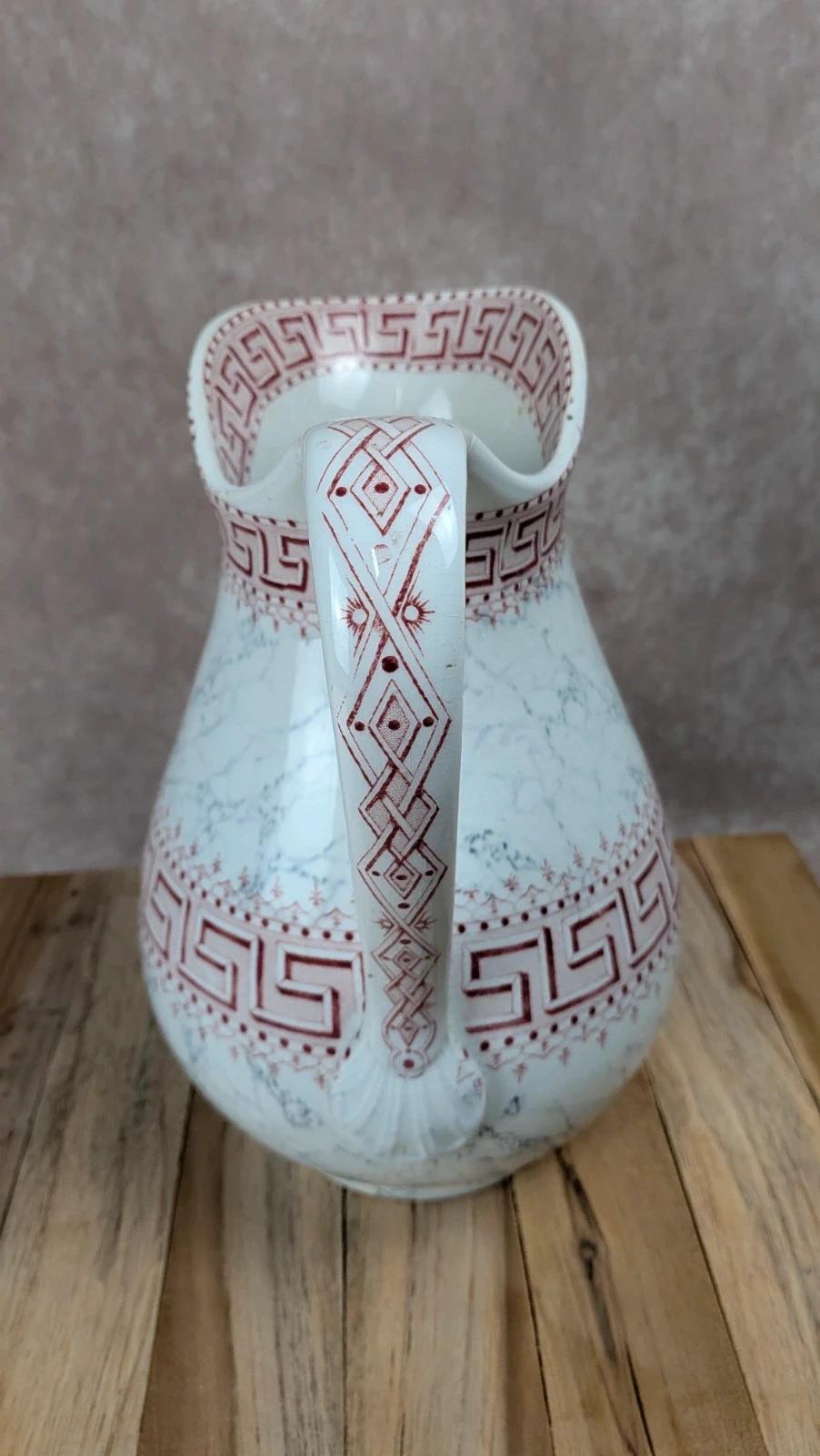 Broc de toilette ancien Kg Lunéville modèle Athènes décor rouge – grand format