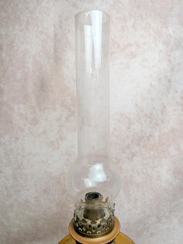 Lampe à pétrole ancienne verre ambré & pied travaillé