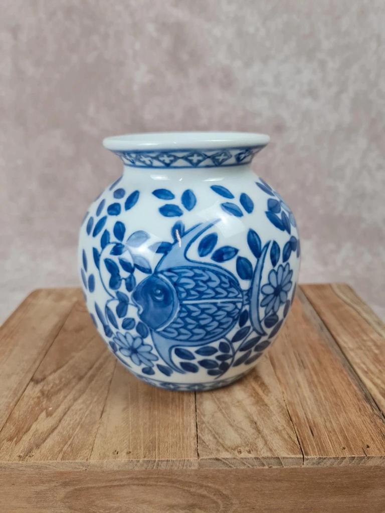 🌊 Petit vase en porcelaine bleue et blanche – motif poisson 🐟
