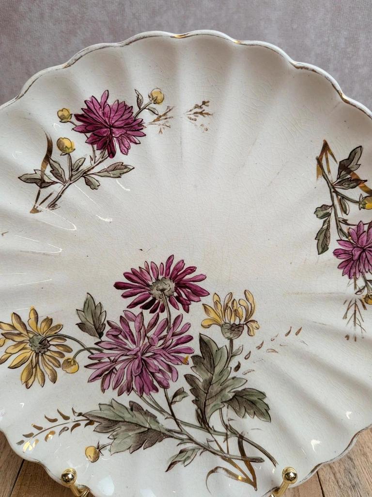 Assiette ancienne en terre de fer polychrome – Décor floral et dorures – Bord festonné