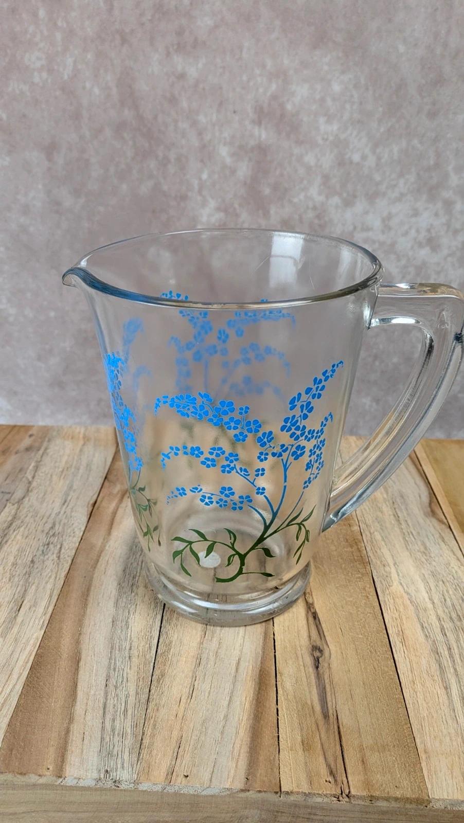 Pichet en verre décor floral bleu vintage