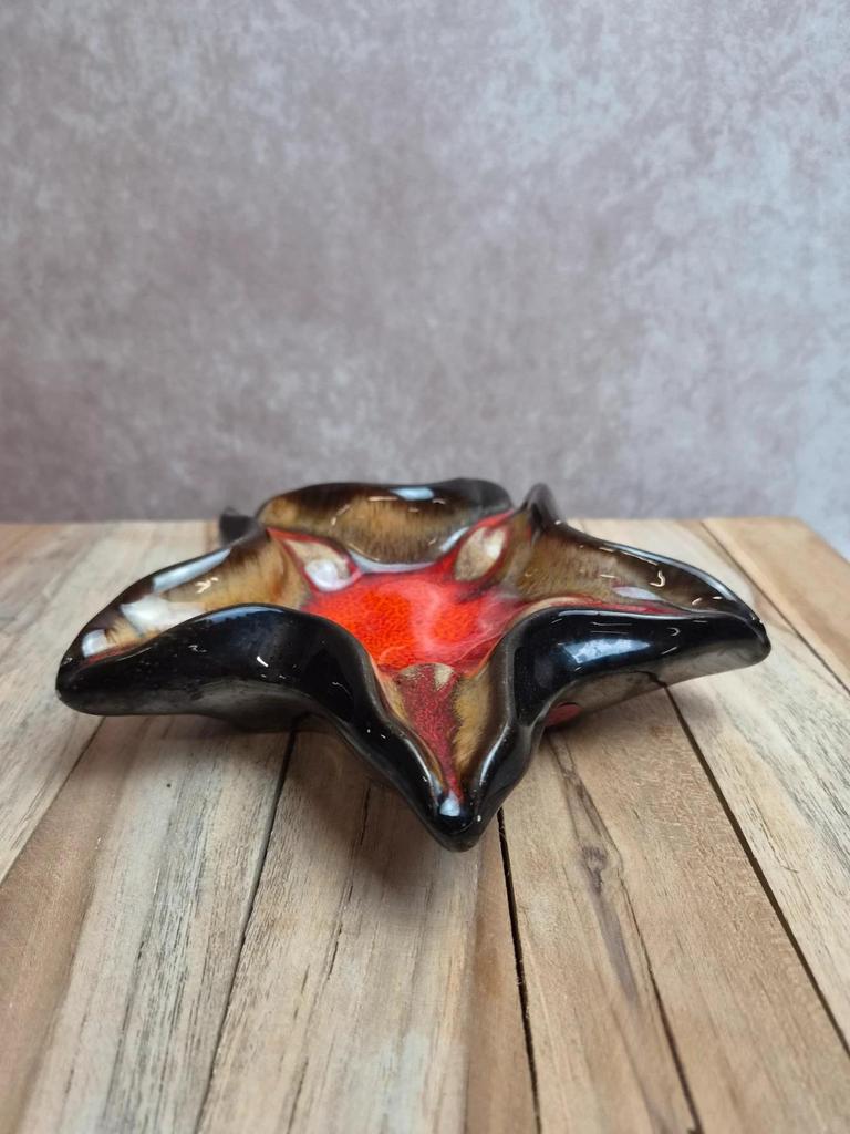 Coupelle étoile de mer vintage en céramique Vallauris style lava rouge et noir