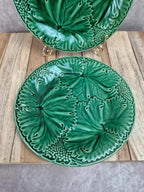 Lot de 2 assiettes à dessert en barbotine verte décor vigne