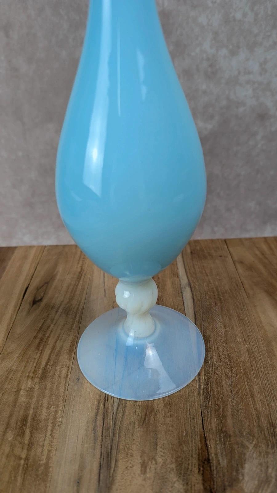 Vase ancien en opaline bleue sur pied