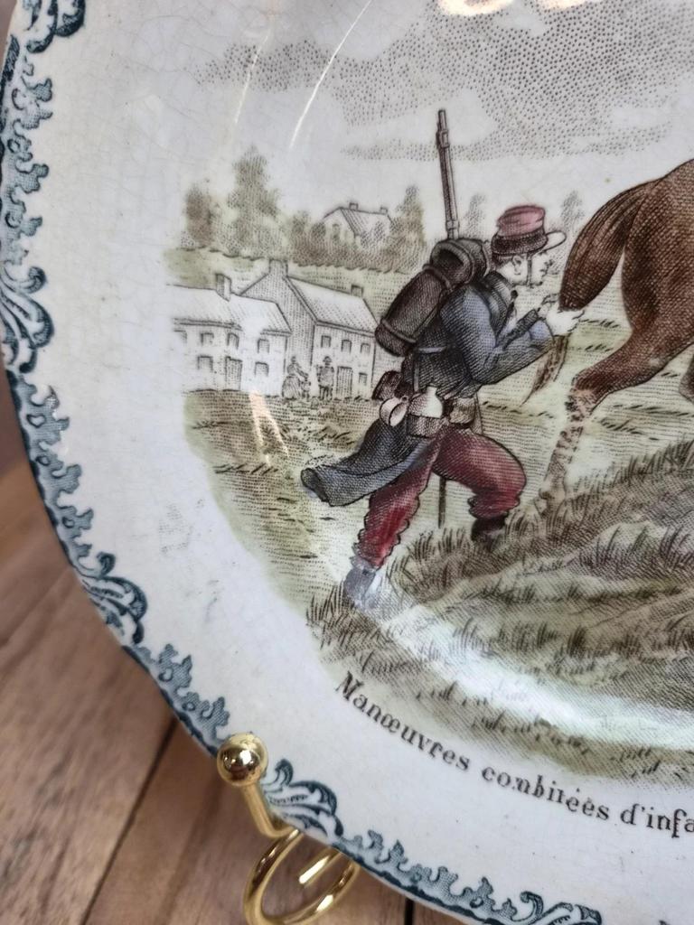 Assiette parlante ancienne en terre de fer Hb & Cie – Cavaliers n°7 – polychrome
