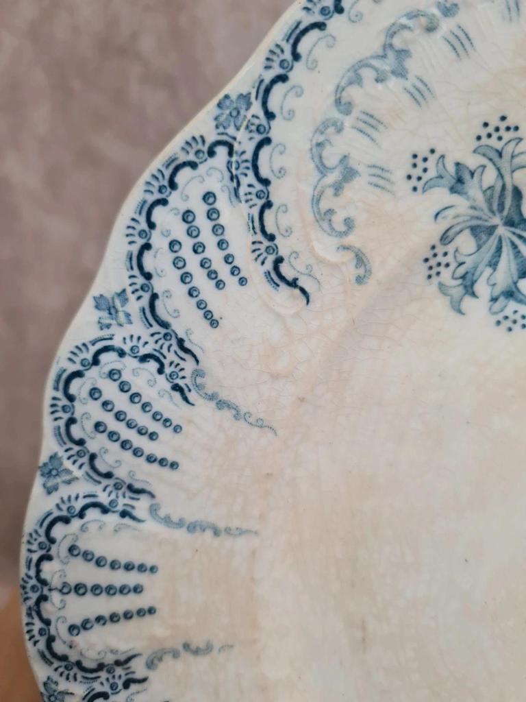 Assiette ancienne Saint-amand & Hamage modèle Régence – décor bleu dentelle