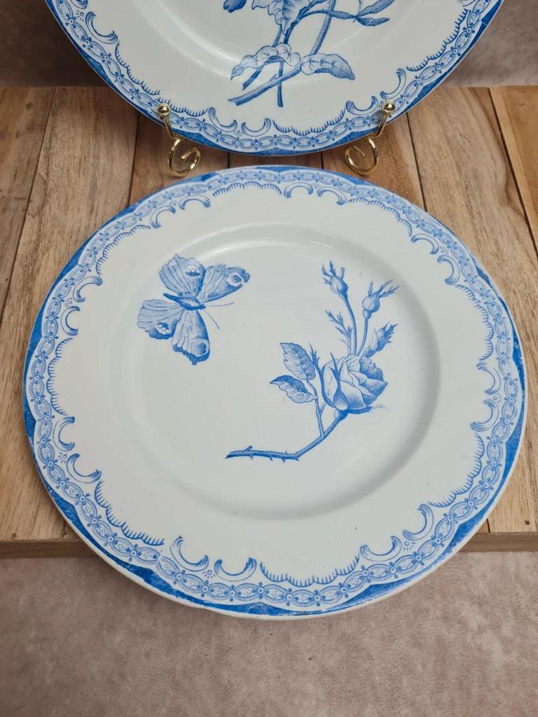 Paire d’assiettes anciennes Gien Xixe modèle Fleur Baptiste – Terre de fer – Médaille d’or
