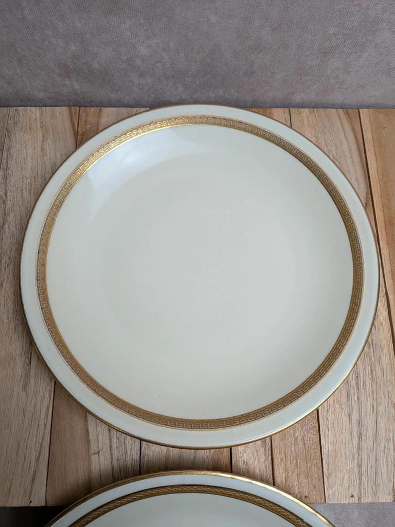 Lot de 2 assiettes anciennes en porcelaine de Limoges – Frises dorées