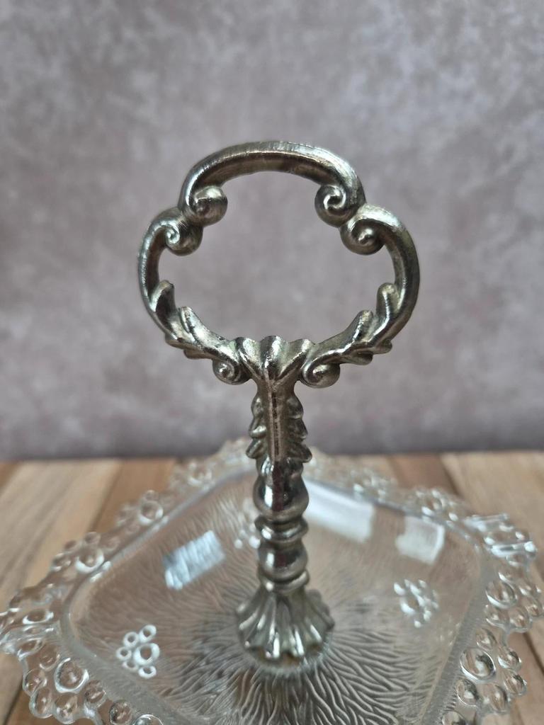 Présentoir ancien en métal argenté et verre