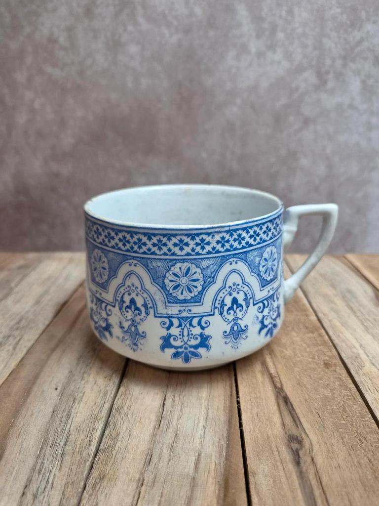 Grande tasse à chocolat ancienne Hamage Nord Renaissance – Terre de fer, décor bleu & blanc rare