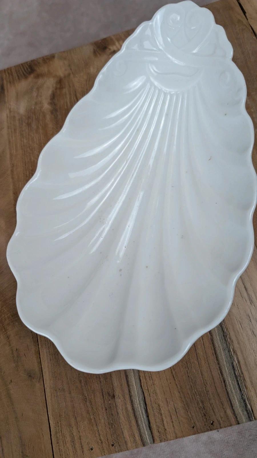 Ravissant ravier ancien en forme de coquillage blanc