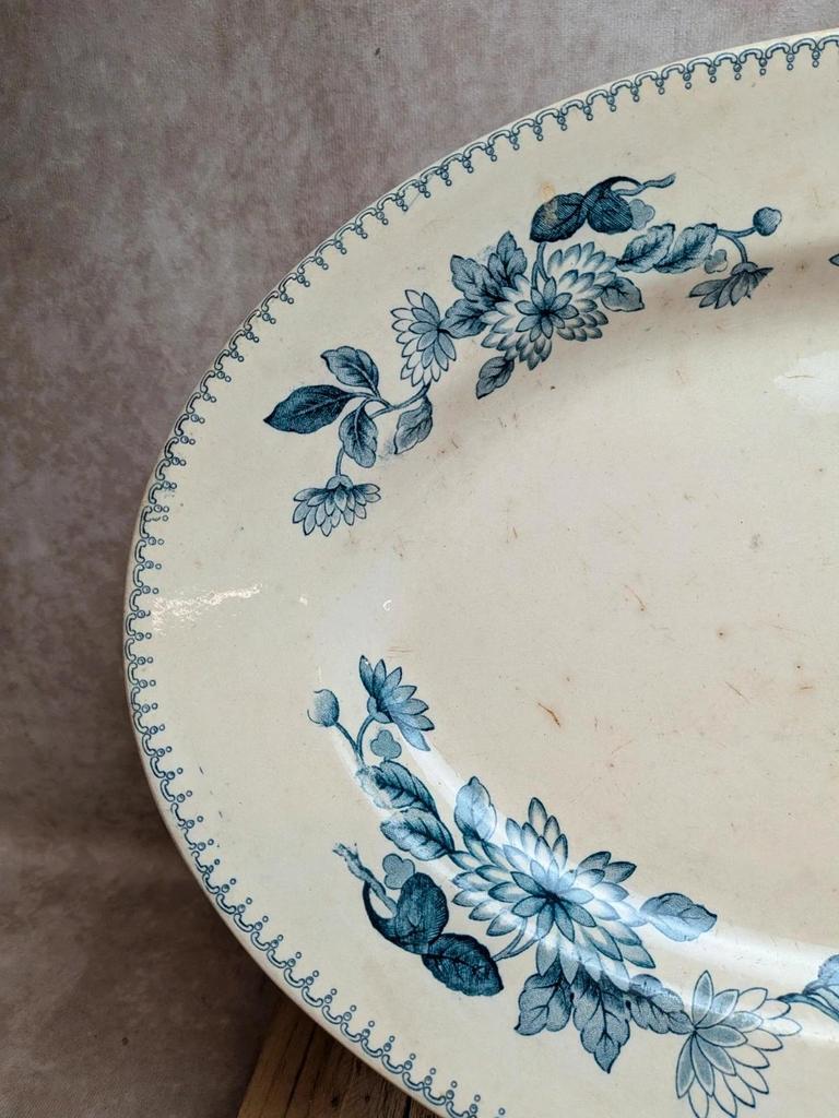 Plat ovale ancien en terre de fer Longwy modèle Pékin