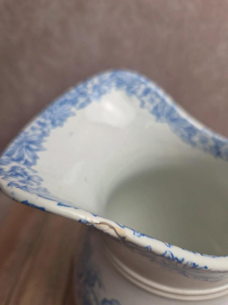 Broc ancien Jules Vieillard Bordeaux bleu & blanc – Terre de fer, décor floral – Xixe siècle